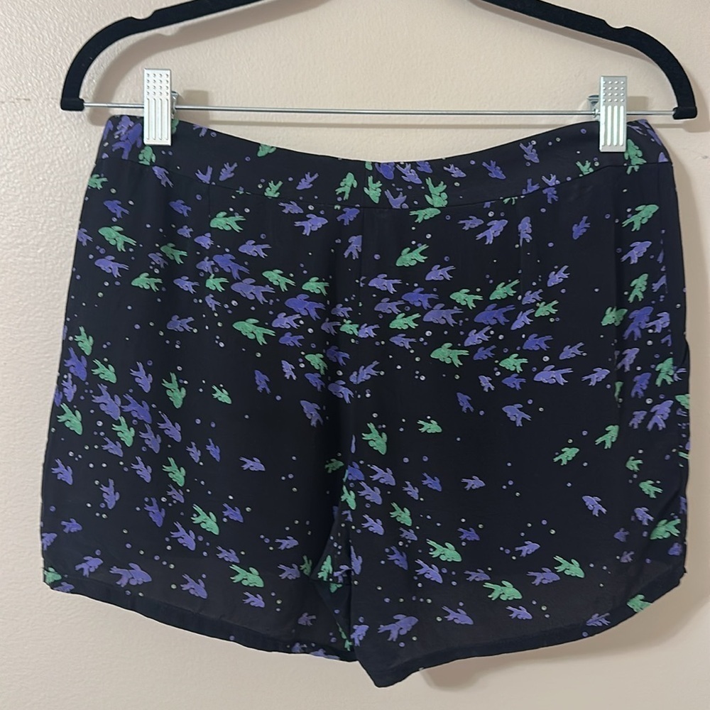 Tori Richard Womens 100% Silk Fish Print Shorts Sz 4 Resortwear Preppy Coastal - Picture 2 of 8